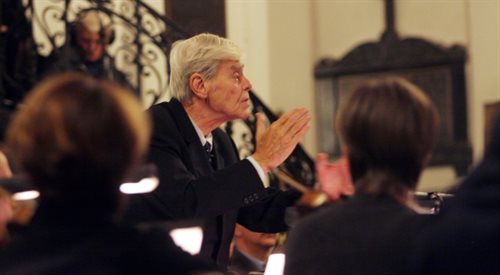 Frans Brggen prowadzący Orkiestrę XVIII Wieku