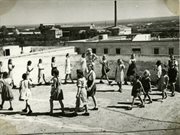 Osiedle polskie, dzieci bawią się na dachu szkoły. Barletta-Trani, Włochy, 1945-1946