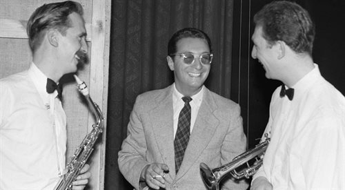 Leopold Tyrmand z muzykami na Festiwalu Jazzowym w Sopocie w 1957 r. Autor bestsellerowej powieści Zły był czołowym popularyzatorem jazzu w Polsce. Wydał książkę U brzegów jazzu, która przez długie lata była jedyną w naszym kraju monografią na ten temat