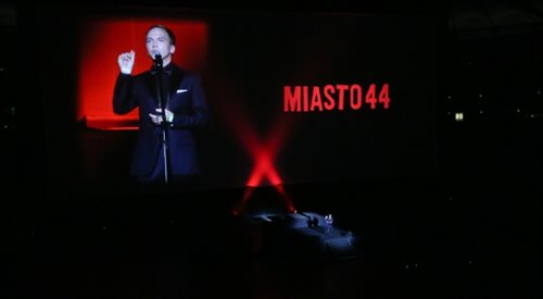 Reżyser Jan Komasa (na ekranie) przemawia przed uroczystym pokazem filmu Miasto 44 na Stadionie Narodowym w Warszawie
