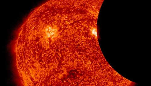 Zaćmienie Słońca widziane z orbity