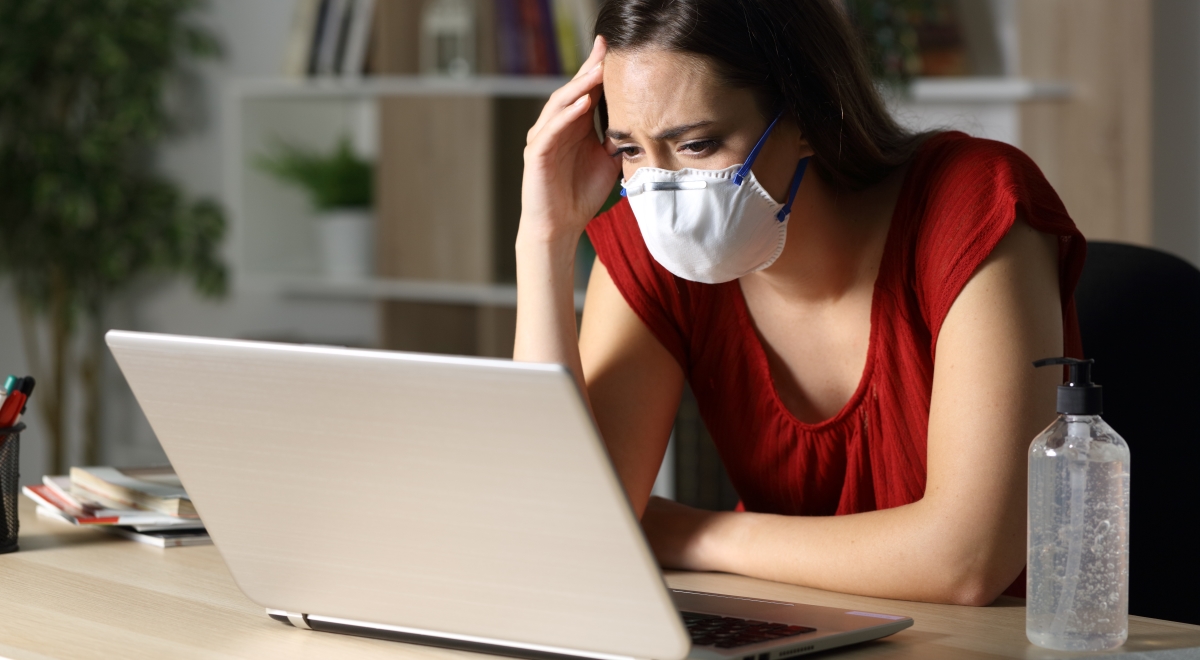 student komputer smutek pandemia maska 1200.jpg