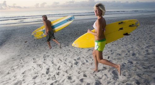Surfing to najpopularniejszy, ale też wyjątkowo drogi sport w Rio de Janeiro. W sezonie wypożyczenie deski na godzinę kosztuje nawet powyżej 100 zł