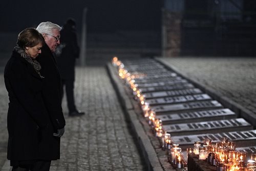 Prezydent Niemiec Frank-Walter Steinmeier z małżonką podczas uroczystości 75. rocznicy wyzwolenia niemieckiego nazistowskiego obozu koncentracyjnego i zagłady Auschwitz-Birkenau