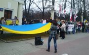 Protest Ukraińców, Polaków i Białorusinów przeciwko rosyjskiej agresji na Ukrainie i przeciw bazom wojskowym na Białorusi, przed ambasadą Federacji Rosyjskiej w Warszawie, 23 marca 2014 roku
