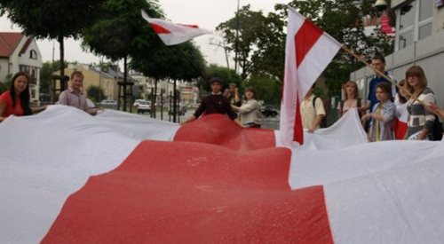 Biało-czerwono-biała flaga, symbol niezależnych środowisk na Białorusi