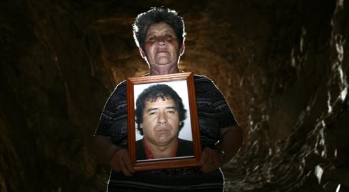 Matka jednego z zaginionych górników podczas akcji ratunkowej czekała z portretem syna przy zasypanej kopalni