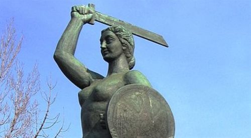 Pomnik syrenki warszawskiej z twarzą Krystyny Krahelskiej, fot.wikipedia