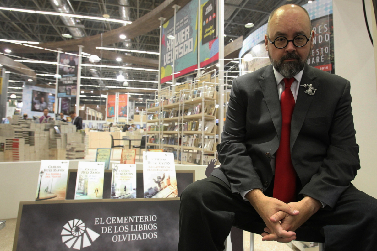 Carlos Ruiz Zafón na 30. Międzynarodowych Targach Książki w meksykańskiej Guadalajarze, 28 listopada 2016 roku, fot. PAP/EPA/ULISES RUIZ BASURTO