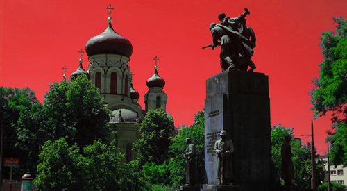 Pomnik Braterstwa Broni na tle soboru św. Marii Magdaleny w Warszawie. Jeden z monumentów postawiony przez Armię Czerwoną, która w 1945 roku wyzwoliła Polskę
