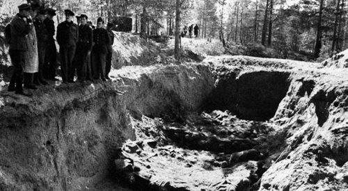 Ekshumacja zwłok polskich oficerów zamordowanych w Katyniu w 1943 roku.