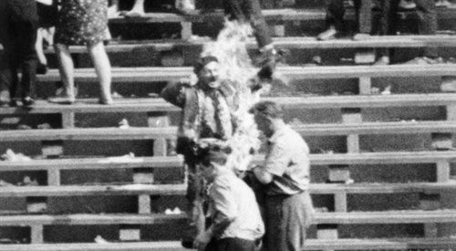 Ryszard Siwiec dokonuje protestacyjnego samospalenia, Stadion X-lecia, 8 września 1968 roku