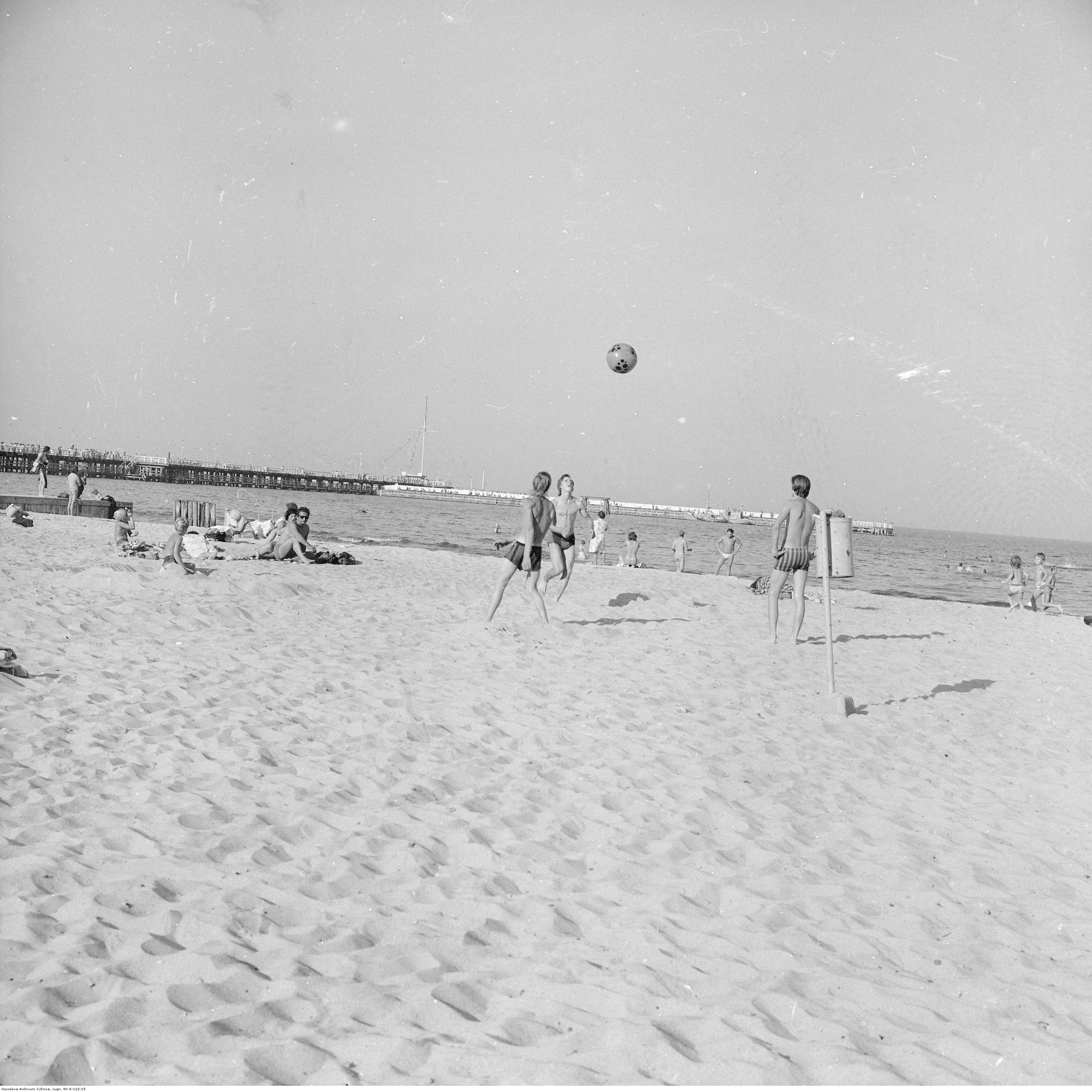 Gra w siatkówkę na plaży, w oddali widać molo, 1976 rok
