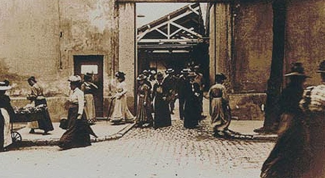 kadr z filmu Wyjście robotników z fabryki Lumire w Lyonie