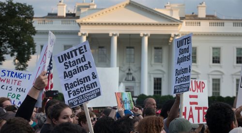 Ludzie protestujący pod Białym Domem w Waszyngtonie po krwawych starciach w Charlottesville
