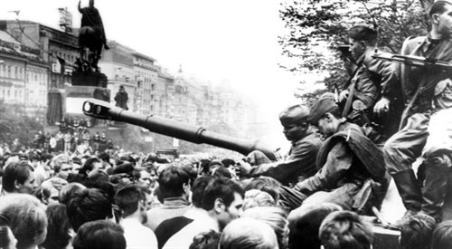 Na zdjęciu z 21 sierpnia 1968 r.: mieszkańcy Pragi zgromadzili się wokół radzieckiego czołgu, stojącego na Placu Wacława.