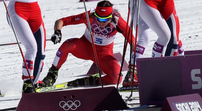 Upadek Justyny Kowalczyk podczas zmiany nart w biegu łączonym 2x7,5 km podczas igrzysk w Soczi