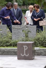 Prezydent RP Bronisław Komorowski w towarzystwie żony Anny Komorowskiej, ciotki Haliny Wołłowicz i syna Piotra złożył kwiaty na grobach uczestników Powstania Warszawskiego