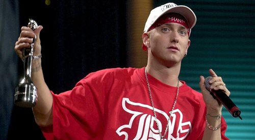 Raper Eminem na rozdaniu Brit Awards ze statuetką dla Najlepszego Światowego Wokalisty - 2001 rok