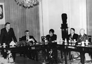 Spotkanie przedstawicieli Rozgłośni Polskiej RWE z prezydentem Lechem Wałęsą.
Widoczni od lewej: Lech Wałęsa, Andrzej Drzycimski, Alina Grabowska, Włodzimierz Odojewski, Janusz Kasiński (1994)