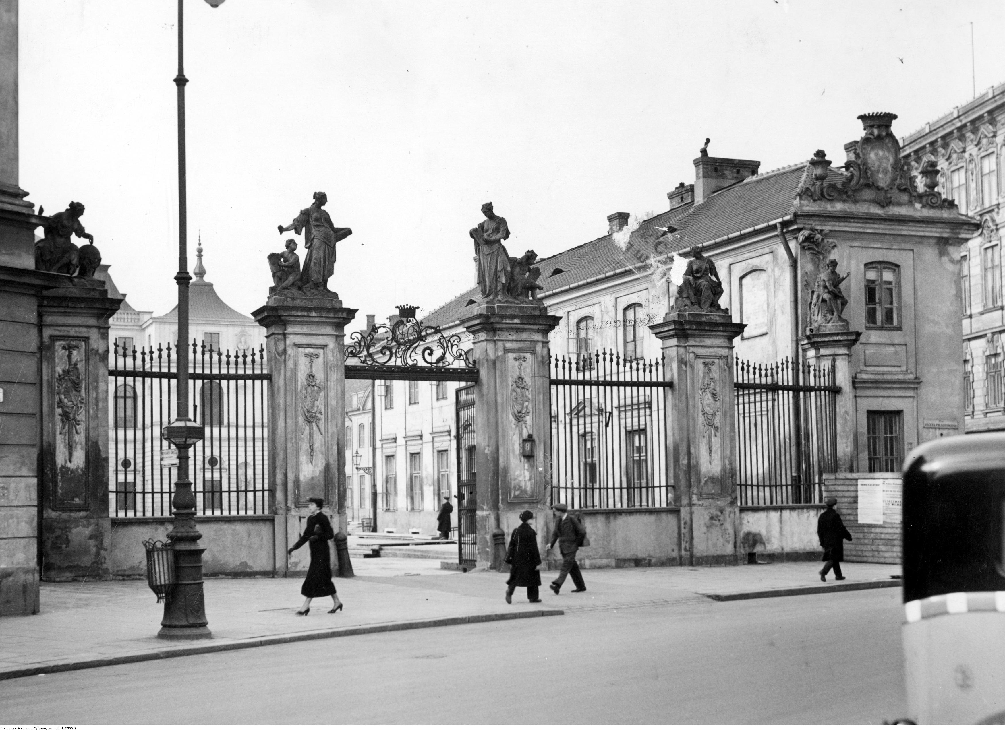Widok zewnętrzny Pałacu Brühla w okresie dwudziestolecia międzywojennego. Foto: NAC