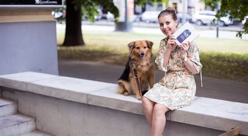 Joanna Glogaza do zdjęć na swoim blogu często pozuje z ukochanym psem Chrupkiem