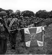 Polscy spadochroniarze ze sztandarem przywiezionym z okupowanej Warszawy. 15.06.1944