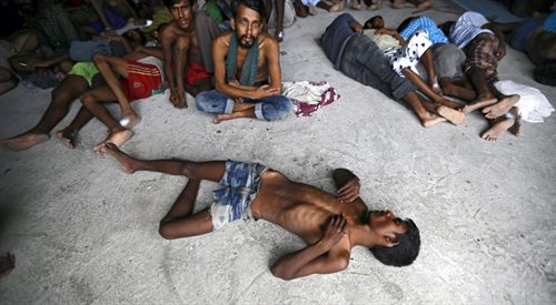 Nielegalni imigranci z Birmy i Bangladeszu, którzy dotarli do Indonezji
