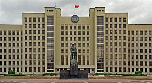 Budynek rządu i jednocześnie parlamentu w Mińsku na Białorusi. Przed nim stoi pomnik Włodzimierza Lenina