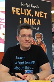 Pisarz science fiction, autor między innymi popularnej serii dla dzieci Rafał Kosik podczas spotkania z najmłodszymi czytelnikami.