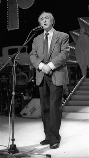 Na zdjęciu archiwalnym z 12.11.1990 r. Wiesław Michnikowski w trakcie próby spektaklu 
