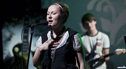 Paulina Przybysz podczas koncertu w Czwórce