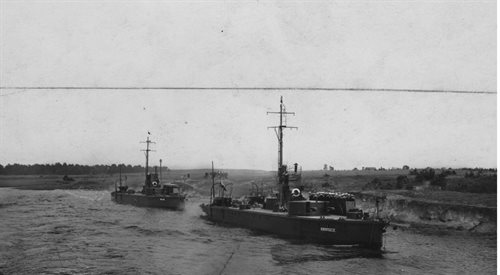Monitory rzeczne Flotylli Pińskiej: ORP Horodyszcze i ORP Warszawa na rzece Prypeci. Data wykonania fotografii pomiędzy 1922 a 1931