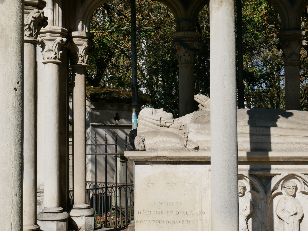Grobowiec Piotra Abelarda i Heloizy na cmentarzu Père Lachaise w Paryżu. Fot. Shutterstock