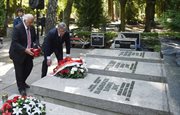 Prezydent Bronisław Komorowski i syn gen. Tadeusza Bora - Komorowskiego, Adam Komorowski złożyli kwiaty na grobach powstańców na Wojskowym Cmentarzu Powązkowskim