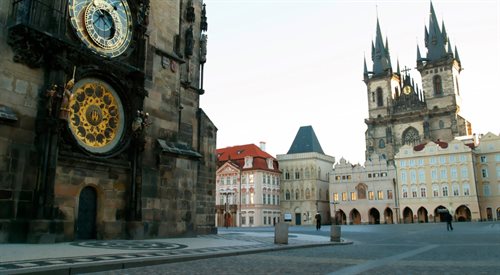 Przy praskim rynku znajdują się m.in. kościół Marii Panny przed Tynem (w głębi) i Ratusz Staromiejski, będący centrum życia politycznego Pragi (po lewej)