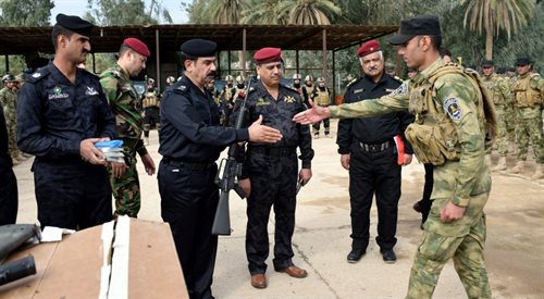 Żołnierze irackich sił samoobrony w prowincji Anbar dostają do ręki broń