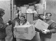 Wyładunek darów z Włoch. 32 tony żywności, lekarstw, ubrań i środków czystości.  Warszawa, kwiecień 1982 
