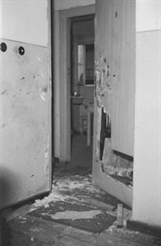 Wnętrze jednego z pomieszczeń w siedzibie Urzędu Bezpieczeństwa po walkach. Poznań, czerwiec 1956
