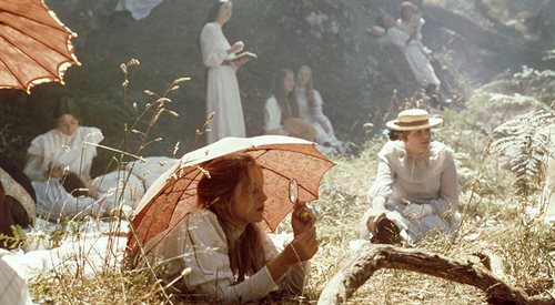 Kadr z filmu Piknik pod Wiszącą Skałą Petera Weira z 1975 r.