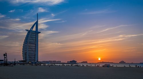 Polacy coraz częściej podróżują do Zjednoczonych Emiratów Arabskich