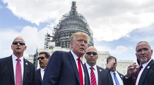 Donald Trump (trzeci od lewej) oczekujący na jedno ze swoich publicznych wystąpień. Waszyngton, 9 września 2015