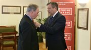 Wicepremier i minister gospodarki Janusz Piechociński honoruje Prezesa Zarządu Polskiego Radia, Andrzeja Siezieniewskiego