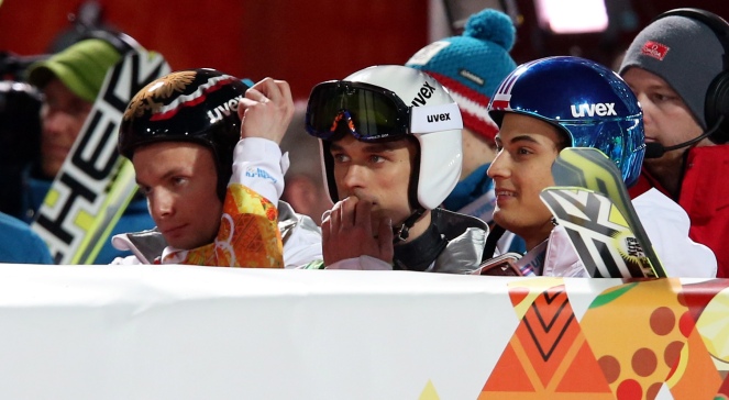 Jan Ziobro (z lewej), Piotr Żyła (w środku) i Maciej Kot podczas drużynowej rywalizacji na dużej skoczni w Soczi