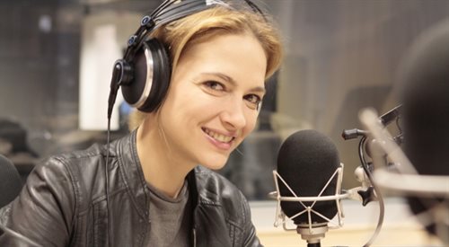 Anna Cieślak w studiu radiowej Jedynki