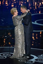 Daniel Day Lewis odebrał nagrodę dla najlepszego aktora z rąk Meryl Streep 