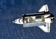 Widok na wahadłowiec Endeavour ze stacji ISS. Misja STS-111.