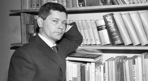 Zbigniew Herbert, w swoim warszawskim mieszkaniu w 1963 r.