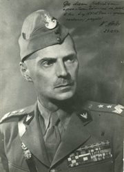 Portret generała Władysława Andersa w mundurze z baretkami odznaczeń, dedykacja: 