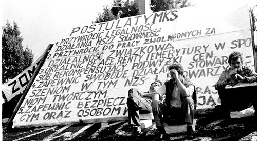 Strajk w Stoczni Gdańskiej im. Lenina (22-31 sierpnia), ostatni tydzień strajku. Głównym postulatem strajkujących była legalizacja NSZZ Solidarność. Na zdjęciu tablica z postulatami na dachu budynku szkolenia zawodowego przy III Bramie